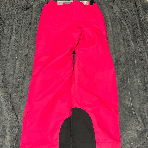 Columbia snowpants with adjustable waist and ankle strap for snug fit over boots - Picture 2 of 9